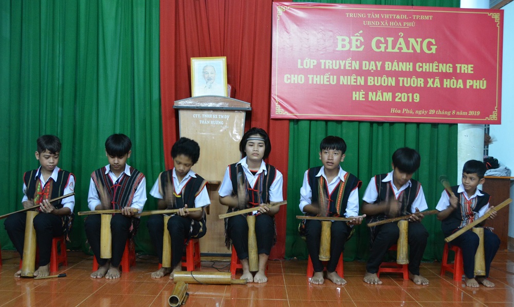 Bế giảng lớp truyền dạy đánh chiêng cho thiếu niên dân tộc Êđê xã Hòa Phú, thành phố Buôn Ma Thuột